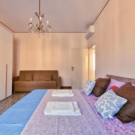 2 Bedroom Apartment Mestre Train Station Venice Exterior photo