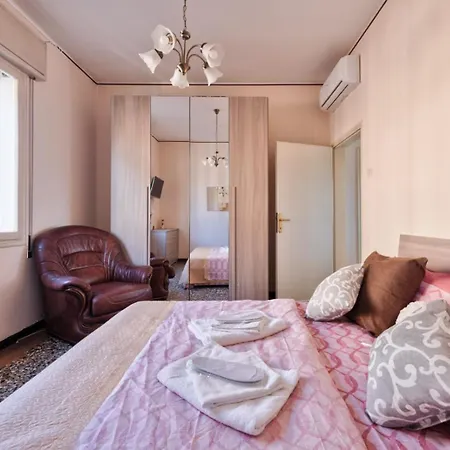 2 Bedroom Apartment Mestre Train Station Venice Exterior photo